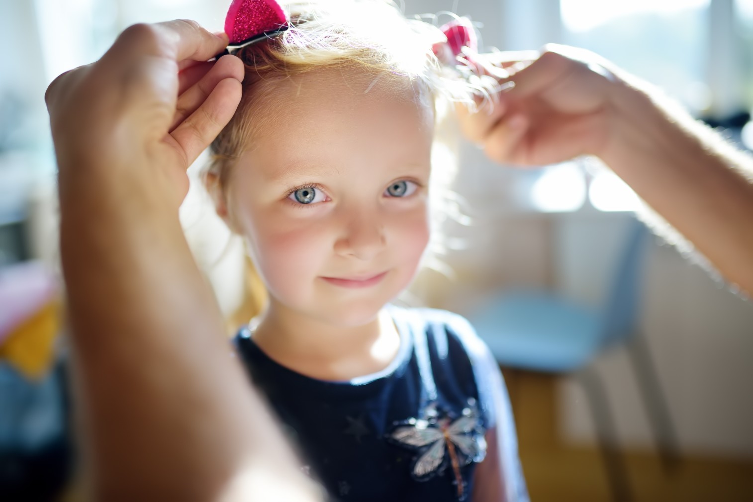 Tolle Frisuren für die Tochter - das kriegt auch jeder Vater mit etwas Übung hin! Bild: @Maria_Sbytova via Twenty20