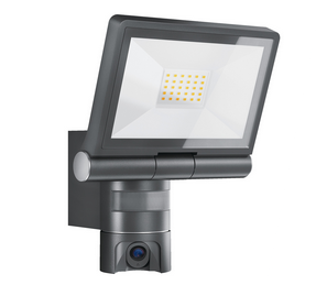 Steinel IP-Überwachungskamera mit LED-Scheinwerfer XLED CAM 1, HD (720p), App-Zugriff LED Scheinwerfer & Videoüberwachung im Einsatz
